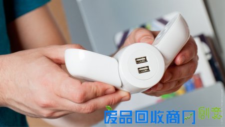  折叠式展翼排插