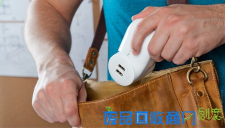  折叠式展翼排插