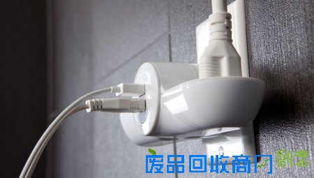  折叠式展翼排插