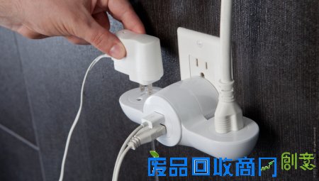  折叠式展翼排插