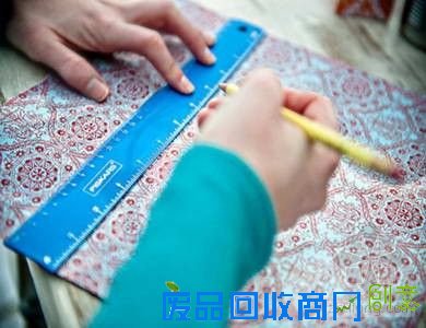 教你DIY好看的花卉纸包装瓶子 教你DIY好看的花卉纸包装瓶子