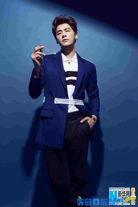 李易峰首次跨界设计首饰 轻奢男神气场强大