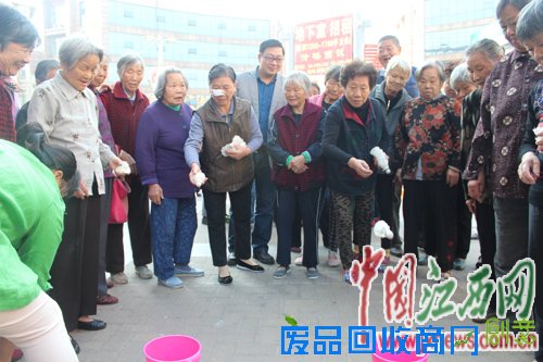 珠山区赛坦跑社区举办老年趣味运动会庆重阳(图)