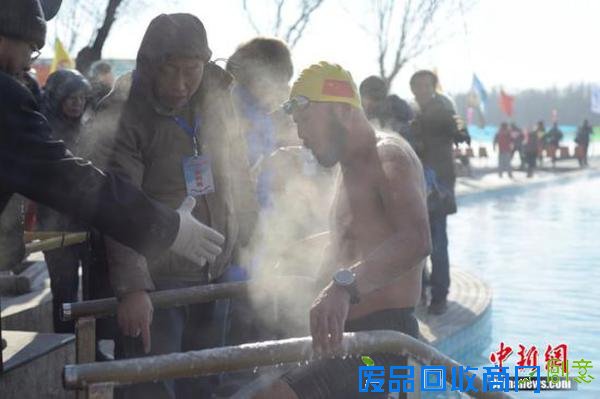 1月24日，冬泳爱好者完成比赛后上岸。当日，内蒙古多地冬泳爱好者齐聚呼和浩特，参加冬泳比赛，比赛期间天气实时温度约在-24至-21℃之间。