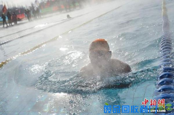 1月24日，冬泳爱好者在比赛中冲刺。当日，内蒙古多地冬泳爱好者齐聚呼和浩特，参加冬泳比赛，比赛期间天气实时温度约在-24至-21℃之间。