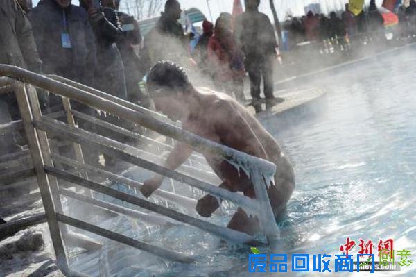 1月24日，冬泳爱好者完成比赛后上岸。当日，内蒙古多地冬泳爱好者齐聚呼和浩特，参加冬泳比赛，比赛期间天气实时温度约在-24至-21℃之间。