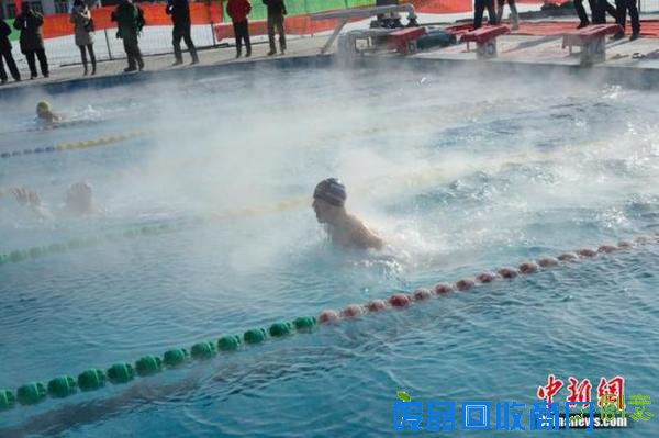 1月24日，冬泳爱好者在比赛中奋力向前。当日，内蒙古多地冬泳爱好者齐聚呼和浩特，参加冬泳比赛，比赛期间天气实时温度约在-24至-21℃之间。