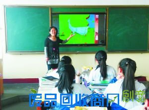 高云琴为学生讲授立体剪纸。