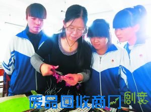 高云琴为学生示范剪纸。