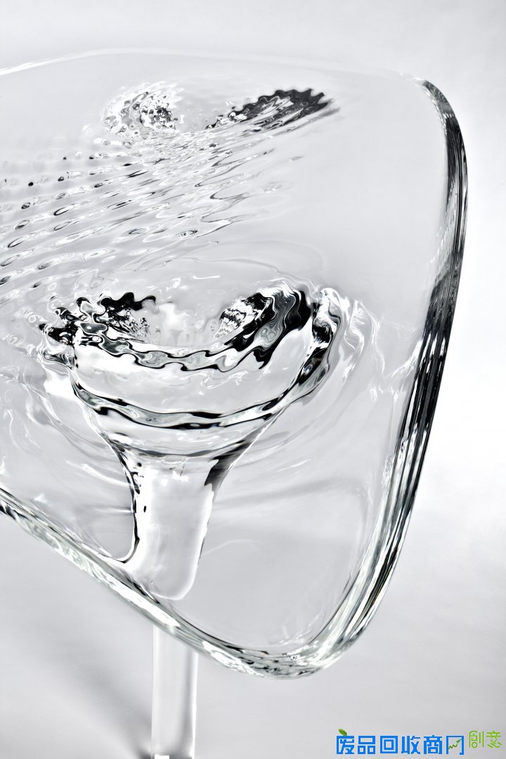  逼真的漩涡“水”桌子