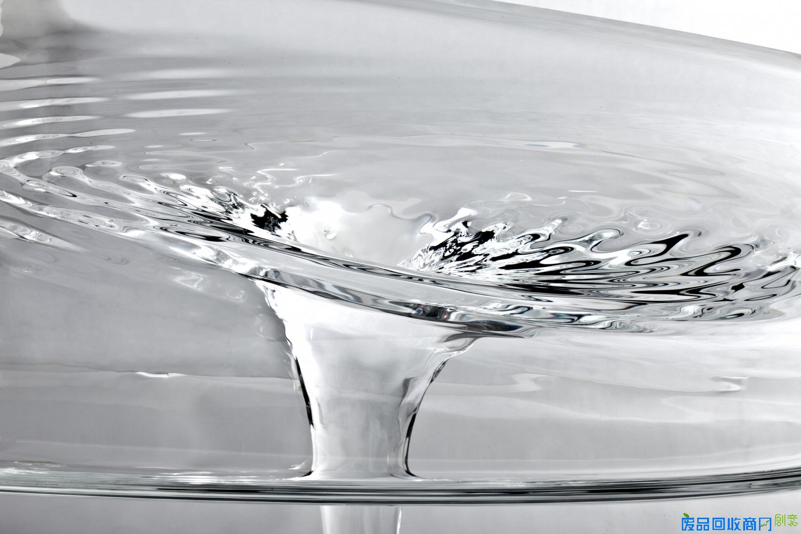  逼真的漩涡“水”桌子