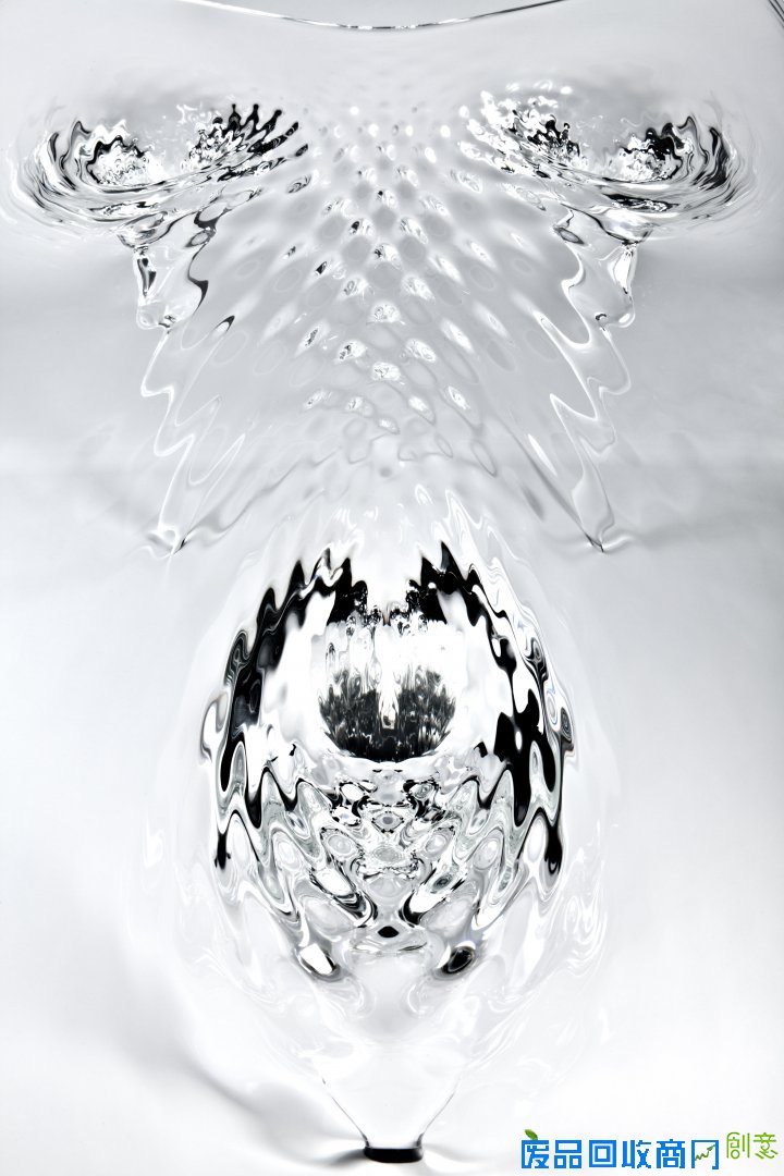  逼真的漩涡“水”桌子