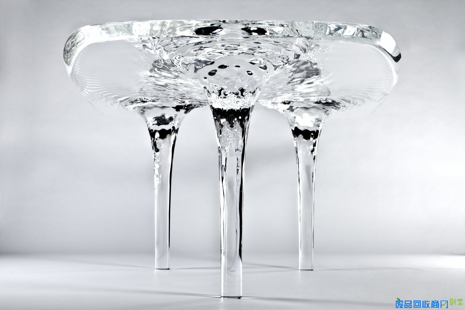  逼真的漩涡“水”桌子