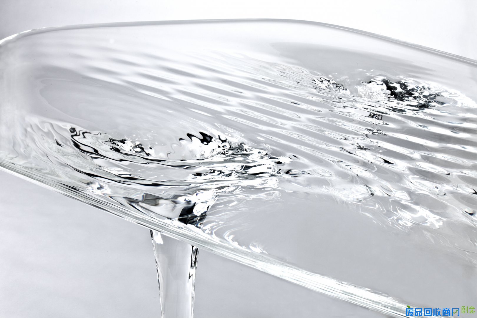  逼真的漩涡“水”桌子