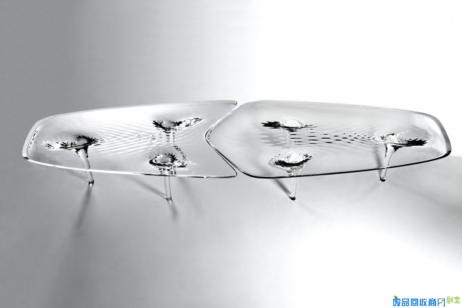  逼真的漩涡“水”桌子