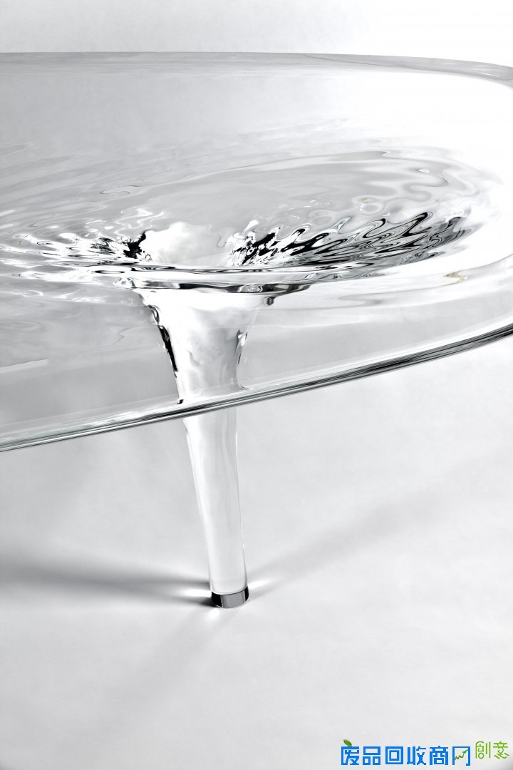  逼真的漩涡“水”桌子