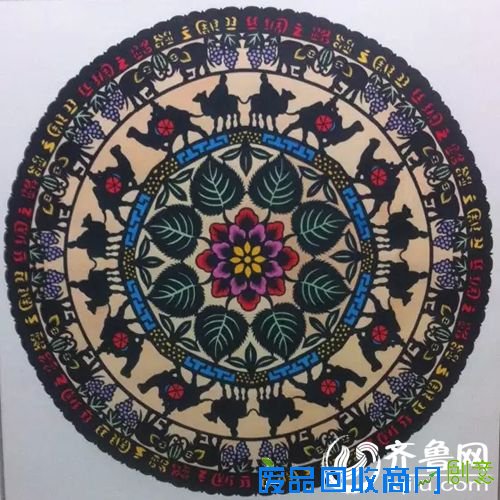 10月30日晚上8点多，辛崇花设计的团花《丝绸之路》大功告成。