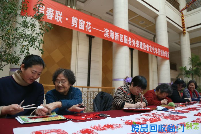 天津滨海：外来务工建设者乐享中国年