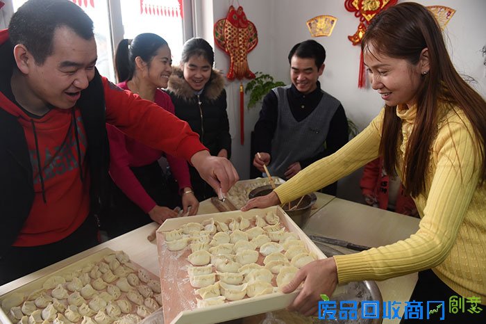 天津滨海：外来务工建设者乐享中国年