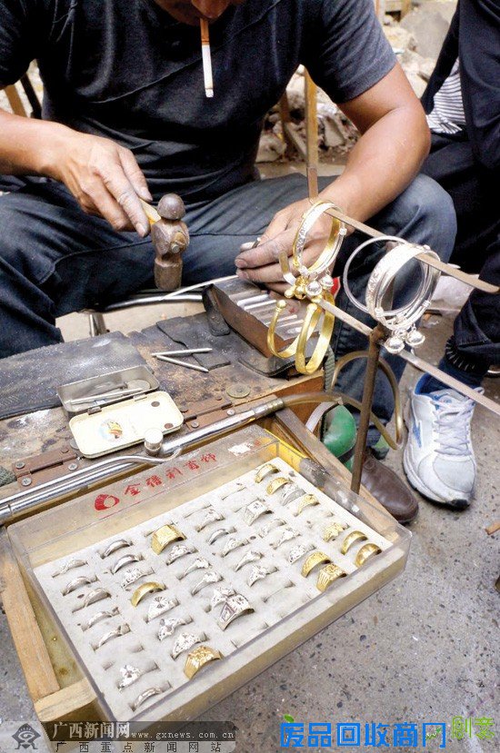 “硬币加工”摊前围观的市民。