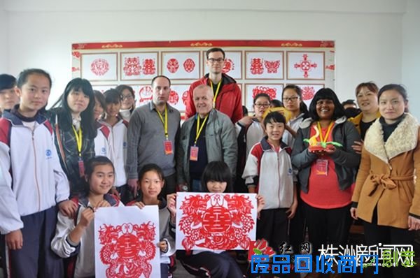 外教参观剪纸课堂