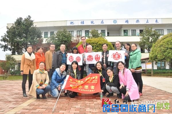 淦田中学校领导与志愿者合影