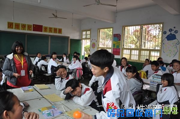 外教Jennifer带孩子们做游戏