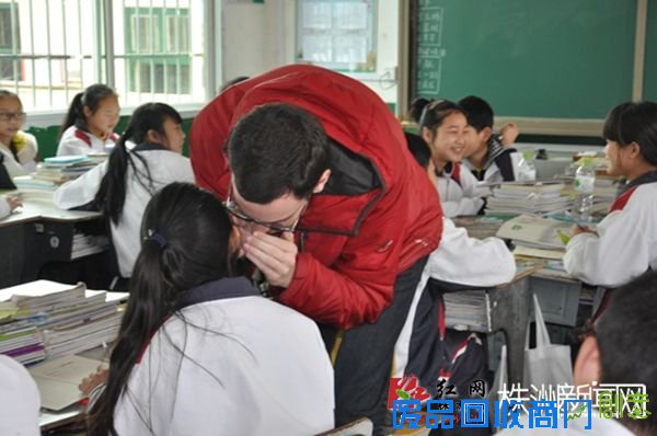 外教Joel和同学们说悄悄话