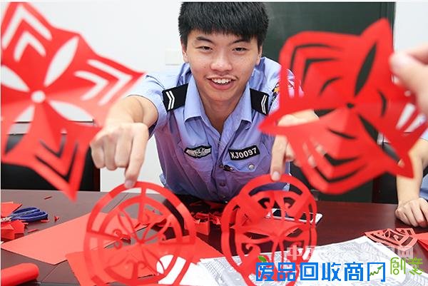建设“美丽公安”：把剪纸艺术“请”进警营