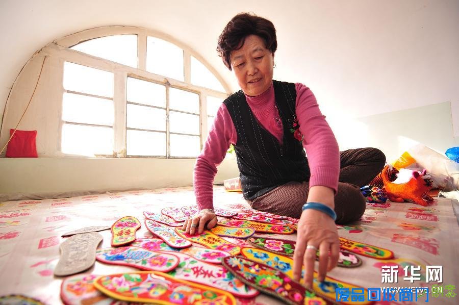 3月19日，贠银梅在清水河县非物质文化传习展示馆介绍自己的作品。
