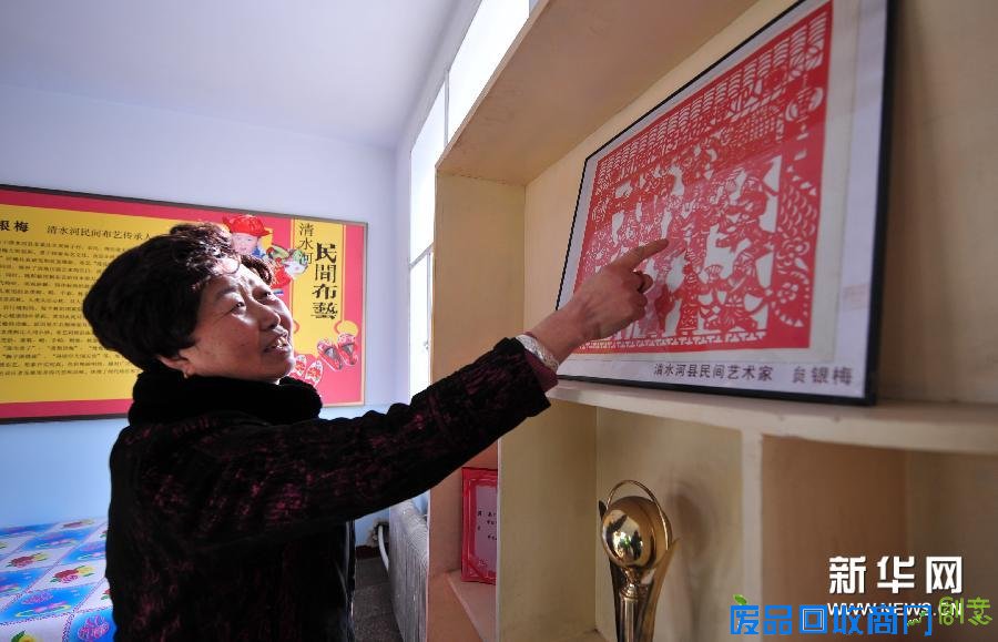 3月19日，贠银梅在清水河县非物质文化传习展示馆介绍自己的作品。