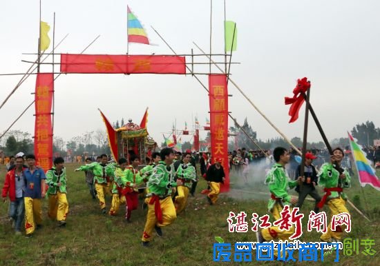 8-民俗巡游IMG_3853 吴川霞球村举办状元文化书画泥塑展庆赏元宵