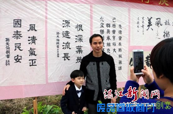 7-书画作品吸引观众IMG_3829 吴川霞球村举办状元文化书画泥塑展庆赏元宵