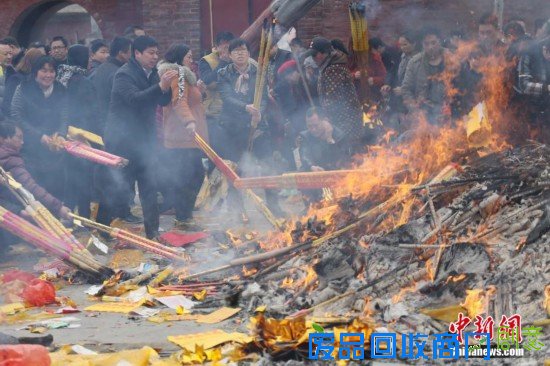 游客岳飞观前打“秦桧”