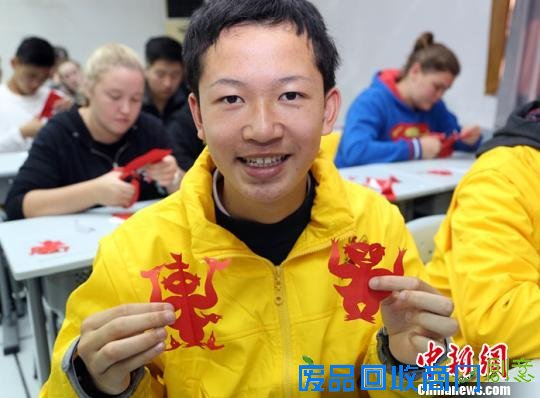 图为华裔青少年展示剪纸作品。刘独清　摄