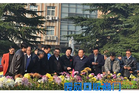 华北理工大学领导参观本校第十二届菊花展