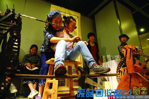 图片说明:小朋友体验传统纺纱。青年报记者吴恺摄