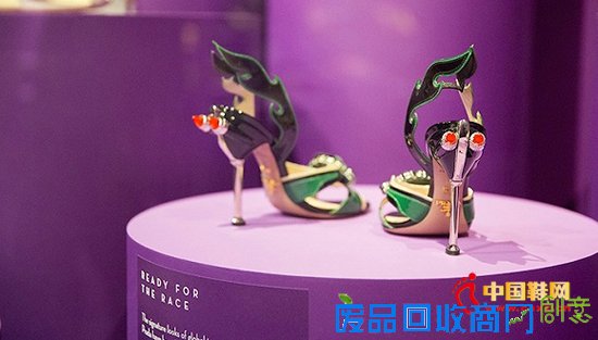 　　鞋履可以说是最忠实的配件之一——哪怕你胖了几公斤也仍旧可以穿。但对于恋鞋狂，即俗称的“蜈蚣精”而言，它最大的缺点恐怕就在于每次只能穿一双。最近伦敦的维多利亚和阿尔伯特博物馆(Victoria and Albert Museum，以下简称 V&A)正在举办一场和鞋子有关的展览，“鞋履：快乐与痛苦的交织。”