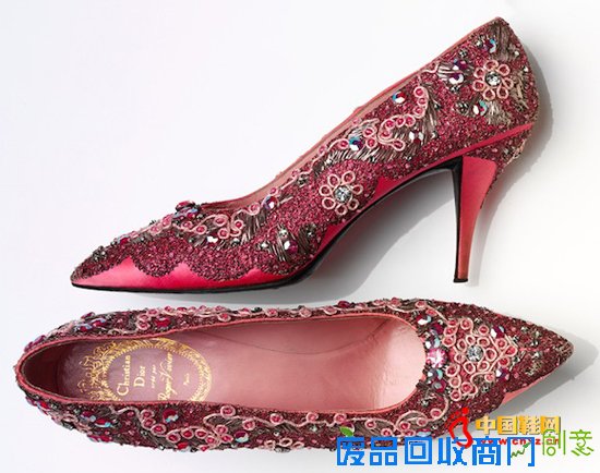 　　鞋履可以说是最忠实的配件之一——哪怕你胖了几公斤也仍旧可以穿。但对于恋鞋狂，即俗称的“蜈蚣精”而言，它最大的缺点恐怕就在于每次只能穿一双。最近伦敦的维多利亚和阿尔伯特博物馆(Victoria and Albert Museum，以下简称 V&A)正在举办一场和鞋子有关的展览，“鞋履：快乐与痛苦的交织。”