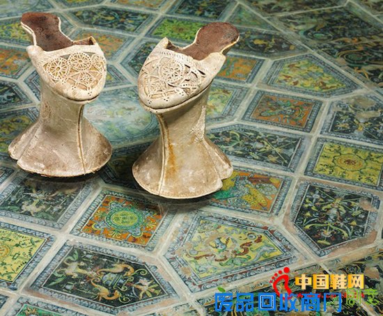 V&A鞋履展：“蜈蚣精”当道