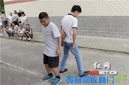 湖南农大志愿者为留守儿童办起趣味运动会（图）