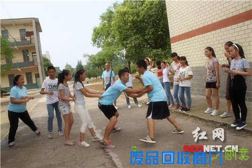 湖南农大志愿者为留守儿童办起趣味运动会（图）