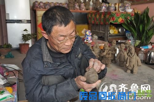 青岛民间艺人身残志坚传承艺术 家中堆满泥塑作品