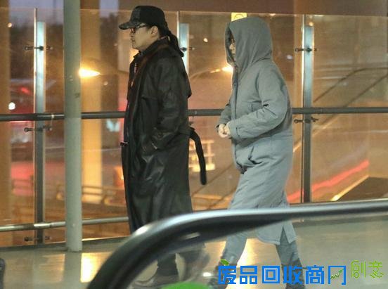 刘欢与妻子现身机场被抓拍 曾得病美国做手术卢璐不离不弃