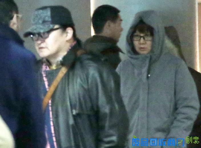 刘欢与妻子现身机场被抓拍 曾得病美国做手术卢璐不离不弃