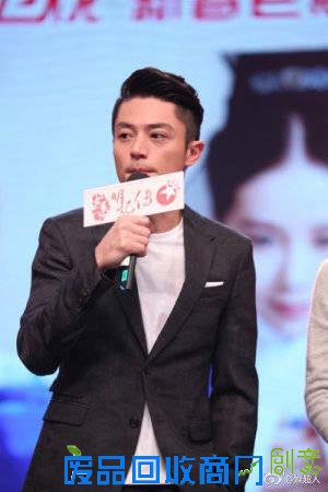 霍建华自曝被催婚 刘诗诗亲手喂“老干部”甜品大秀恩爱