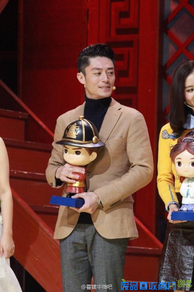 霍建华自曝被催婚 刘诗诗亲手喂“老干部”甜品大秀恩爱