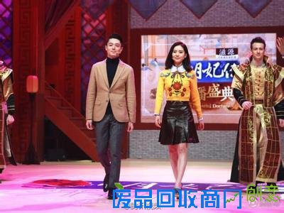 霍建华自曝被催婚 刘诗诗亲手喂“老干部”甜品大秀恩爱