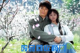 霍建华自曝被催婚 刘诗诗亲手喂“老干部”甜品大秀恩爱