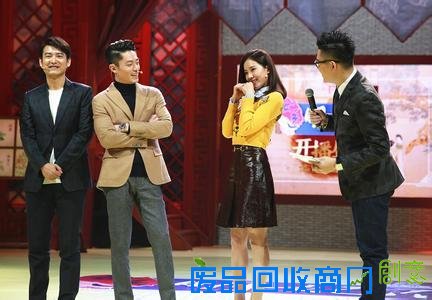 霍建华自曝被催婚 刘诗诗亲手喂“老干部”甜品大秀恩爱